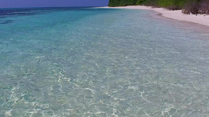 由蓝色环礁湖在沙巴附近带白沙滩背景的白沙底蓝色浅滩12秒视频
