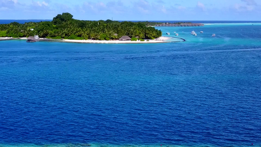 阳光明媚的沙巴附近的蓝海和白色沙滩背景的白沙底蓝海视频