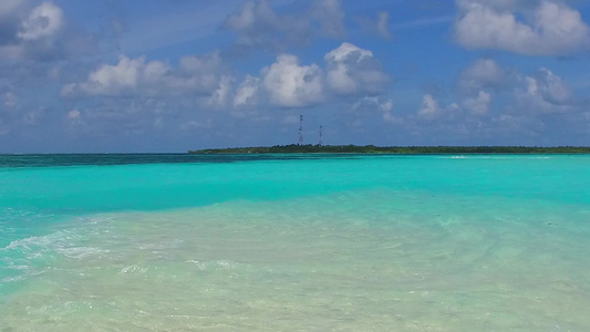 在海浪附近白沙背景的蓝绿水悠闲的海岸海滩之旅的空旷视频