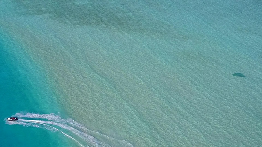 由蓝色环礁湖经过的热带度假胜地海滩旅行其热带度假胜地视频