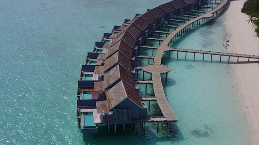 完美岛屿海滩野生生物的浪漫海洋景色由日落前白沙背景视频