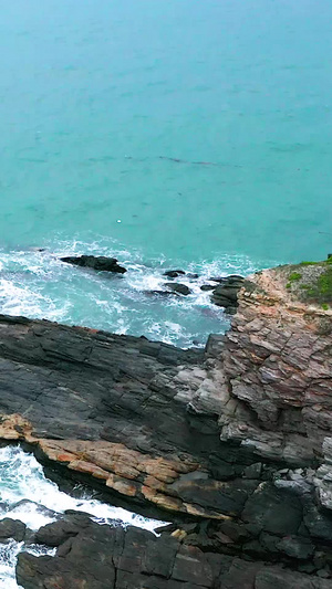 俯拍礁石上的海浪44秒视频
