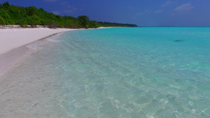 阳光下干净沙质背景的浅海海岸海滩探险广角海景12秒视频