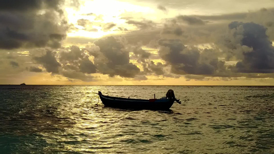 以蓝海和阳光下白沙本背景的蓝色海光照耀的完美旅游海滩视频