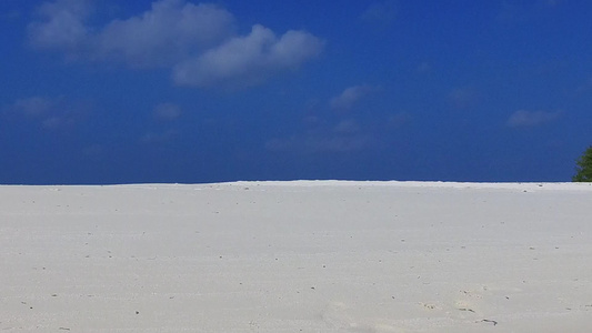 通过透明的水和冲浪附近的白沙背景打破美丽的度假度假胜地视频