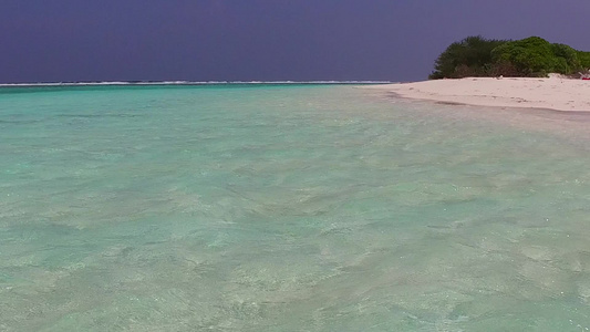 沿浅海和沙滩附近的白沙背景航行的宁静近岸海滩旅游并视频