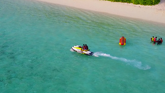 沿浅海和靠近度假胜地的白沙背景破浪而出环礁湖海滩的视频