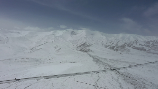 航拍青藏线雪山奇观视频