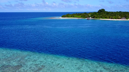 蓝色绿色环礁湖和靠近海浪的浅沙背景明亮的沙子背景为视频