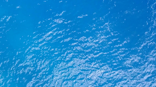 蓝色泻湖和沙洲附近的美丽泻湖海滩的温暖视频