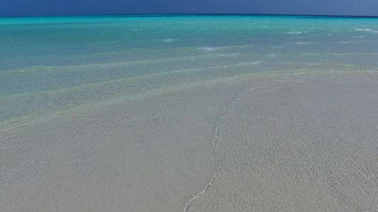 日落前蓝水和白沙底背景的蓝水之旅天堂环礁湖海滩阳光明媚视频