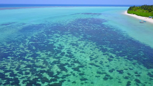 在沙滩附近的阳光下的蓝色海水和白沙视频