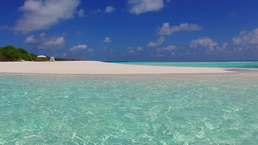 以浅环礁湖和阳光下白沙本背景为例的海滩度假节节日视频