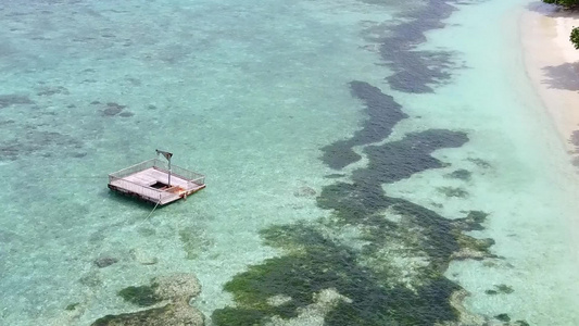 以蓝海为伴在度假胜地附近有白色沙沙底背景的白海景光视频