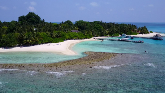 由棕榈附近的水蓝环礁和白沙背景组成的海滨旅游旅程的视频