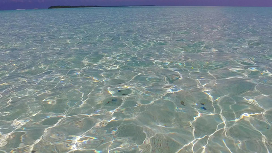 日落前通过水蓝环礁湖和清洁沙滩背景的宁静旅游海滩野生视频