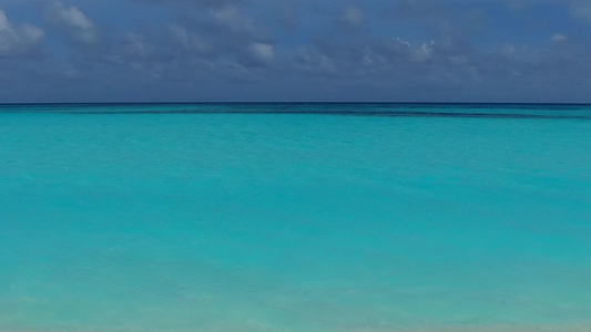 白沙背景的浅海在海浪附近进行美丽的海滨海滩冒险的日光视频