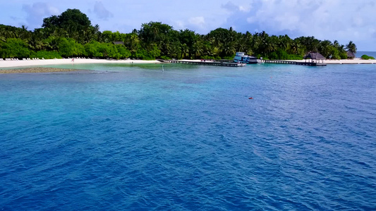 日落前由透明的大海和干净的沙质背景组成的天堂旅游海滩视频