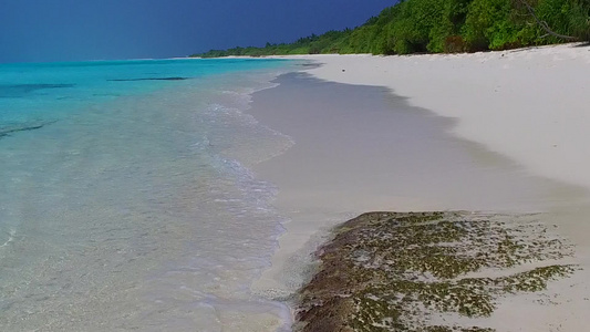 阳光下白沙背景蓝海的宁静海岸海滩之旅空荡荡视频