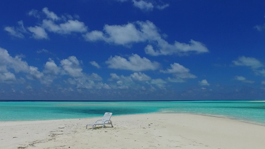 蓝色海洋和沙巴附近白色沙滩背景白沙的海滨之行空间风景视频