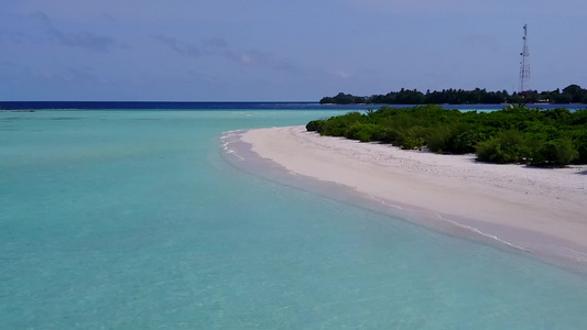 在沙滩附近的蓝水和白色沙沙底背景的海滩旅行前往海滩视频