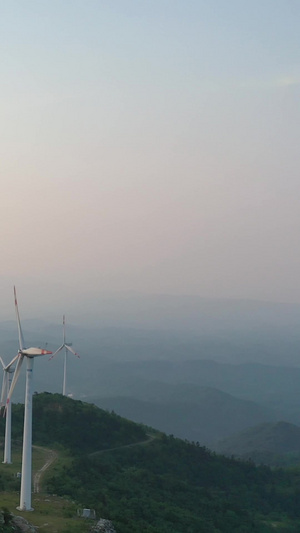 航拍景区山顶朝阳日出风车素材朝阳素材25秒视频