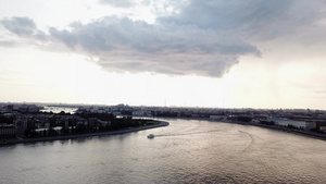在夏季日飞越市中心河内河和堤岸上空飞行的俄罗斯7秒视频
