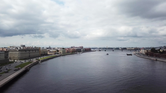 在夏季日飞越市中心河内河和堤岸上空飞行的俄罗斯Ste视频