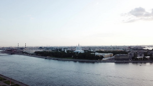 在夏季一天飞越市中心河内河摩尔尼大教堂和堤岸上空的8秒视频