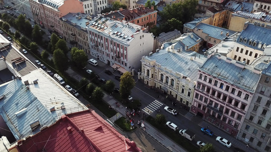 在夏天的一天飞越市中心furshtatskaya街视频