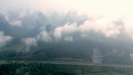 桂林云雾缭绕的山谷中穿行的高速公路视频