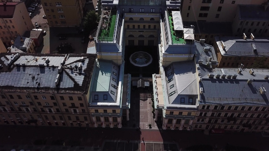俄罗斯圣彼得堡鸟瞰图夏日飞越市中心真理街冬宫酒店视频