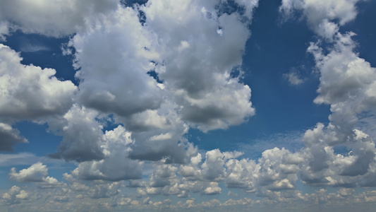 晴天清空白云在蓝色的天空中清空一天时间折叠的景象视频