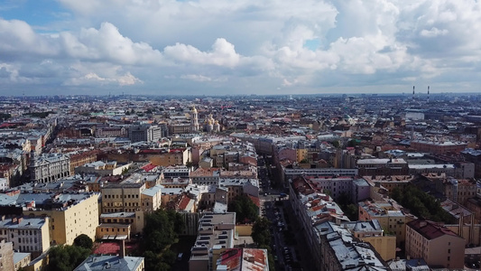 俄罗斯圣彼得堡鸟瞰图夏日飞越市中心真理街冬宫酒店视频