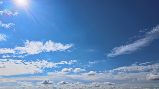 柔软的白云在蓝色天空和太阳上缓慢移动令人惊叹的时间视频
