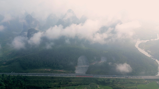 桂林云雾缭绕的山谷中穿行的高速公路视频