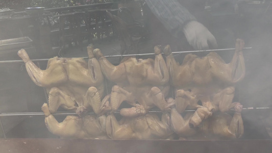 厨师在旋转烤架上制作烤鸡视频