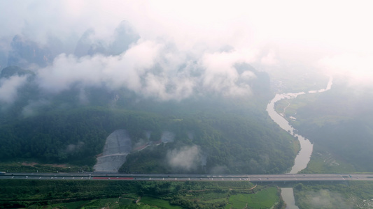 桂林云雾缭绕的山谷中穿行的高速公路视频