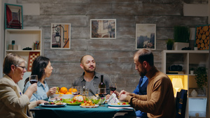 男人和女人在家庭晚宴上喝杯红酒17秒视频