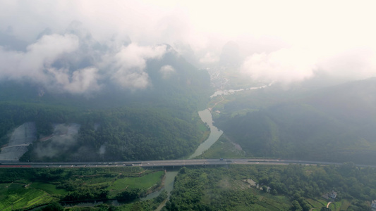 桂林云雾缭绕的山谷中穿行的高速公路视频