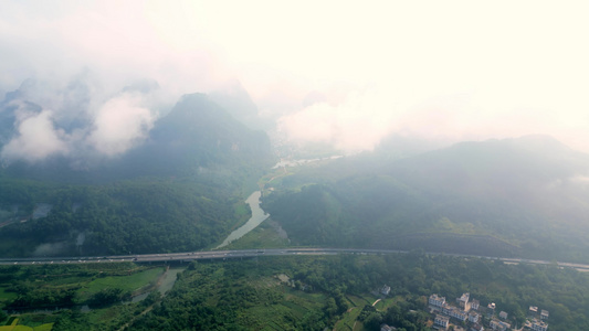 桂林云雾缭绕的山谷中穿行的高速公路视频