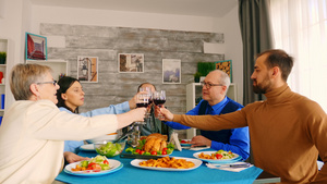 年轻人在享受晚饭的同时和家人一起喝着一杯葡萄酒16秒视频