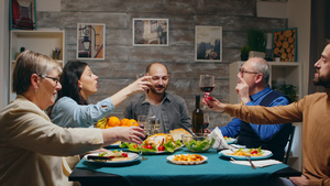 家庭聚餐家人一起聊天欢声笑语30秒视频