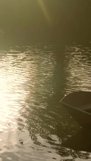 逆光湖面上飘动船只16秒视频
