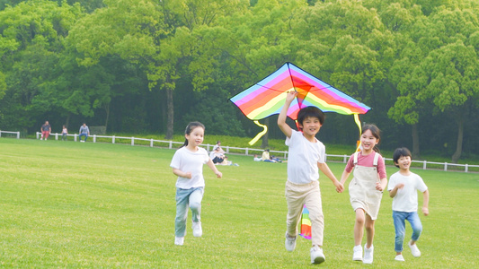 儿童追逐放风筝视频