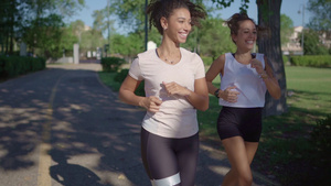 两名年轻可爱的女性在公园慢跑以保持健康35秒视频