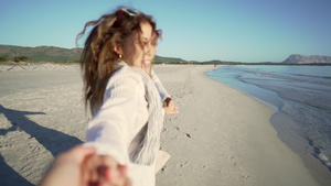 黎明时分可爱的金发女友牵着男性在海滩上10秒视频