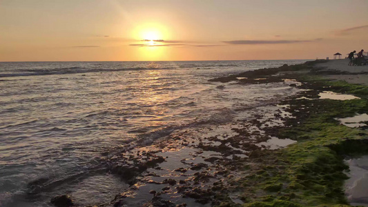 海和海滩2的日落视频