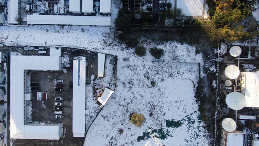 俯拍城市冬天雪景视频