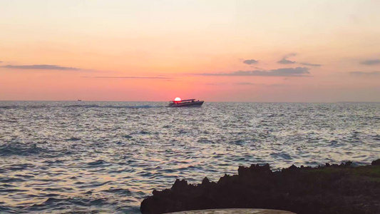 日落2时帆船在海平面上通过视频
